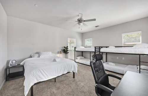 Spacious Home with Private Pool - Photo 63