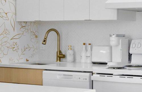 M Lake Worth Beach - Modern Villas Near West Palm Beach, Chic Retro Vibes, King Bed, Cozy Backyard, BBQ, Workspace, High-Speed Internet, Free Parking, 5 Minutes to Downtown & Beach - Foto 48