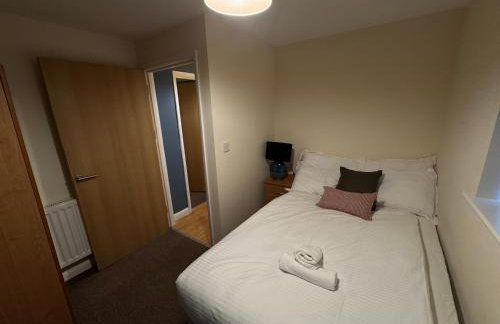 The Vogue Stay, 3 Bedrooms, 2 bathrooms, Ideal for JR & Oxford Hospitals, FREE CarPark, Conveniently located for Ring Road access, 2 miles from Oxford City Centre easy car & bus route - Foto 50