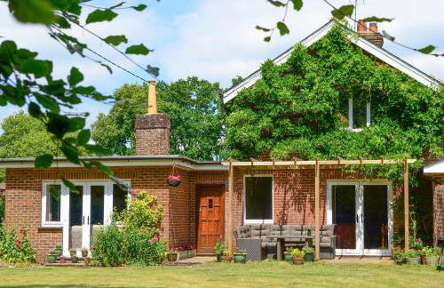 Oakdene Lodge - Photo 1