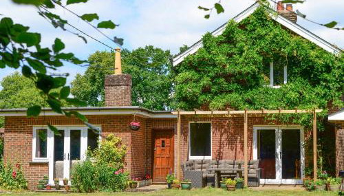 Oakdene Lodge - Photo 1