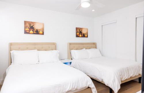 Luxe Retreat, Modern Gem with Private Backyard Oasis - Foto 33