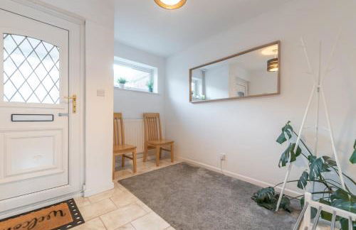 BEST PRICE! LARGE HOME - SMART TV - COMFY BEDS - GARDEN - 4 Single Beds or 2 Doubles! SLEEPS UP TO 4 GUESTS!! - Photo 7