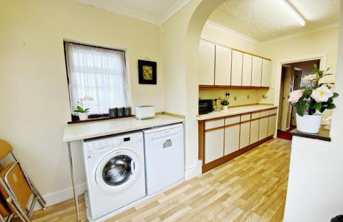 Barking London House sleeps 12 - parking - train tube - airport - Foto 1