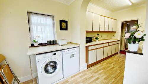 Barking London House sleeps 12 - parking - train tube - airport - Foto 1, dishwasher, toaster, minibar