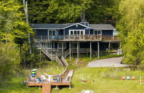 Waterfront Deck and Dock Torch Lake Home! - Foto 1