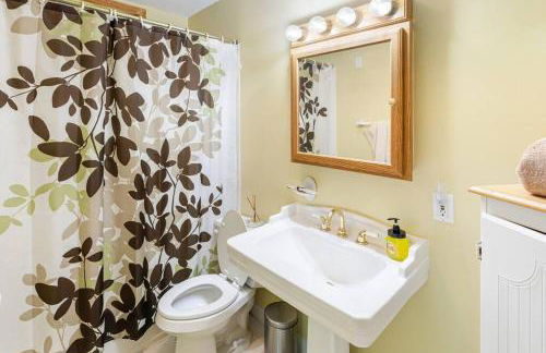 Lakefront with Lots of Light and Private Dock Access - Foto 4