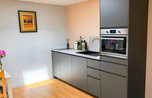 Modern Self Contained Garden Annexe Sleeps up to 4 - Photo 2