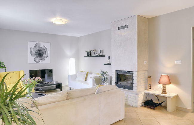 Superb Modern Villa With Pool, Large Fenced Yard Near the Beach - Foto 13