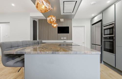 Month Stays, Free parking Luxury 4 Bed - Photo 31