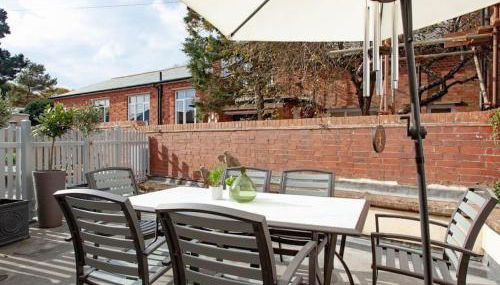 2 Central, spacious, apartment with private patio - Photo 3