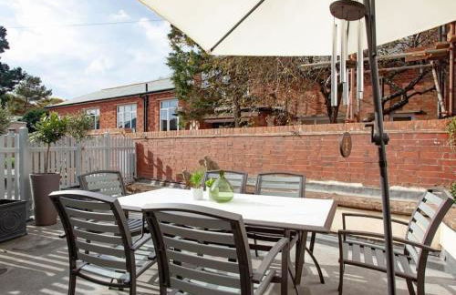 2 Central, spacious, apartment with private patio - Photo 3