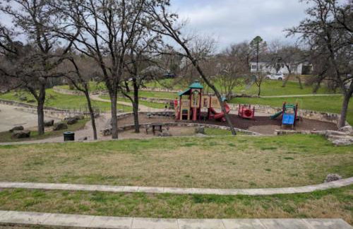 Steps away from Downtown Restaurants and Bars - King Bed - Foto 28