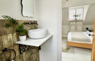 Stunning 3 bedroom & 2 bathroom cottage with patio - Foto 15