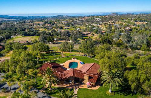 Equestrian Estate with Horse Stables and Pool! - Foto 1