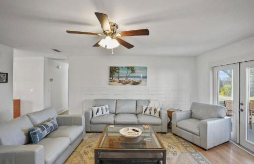 Southern Mermaid Cottage- Pet Friendly Fenced - Photo 3