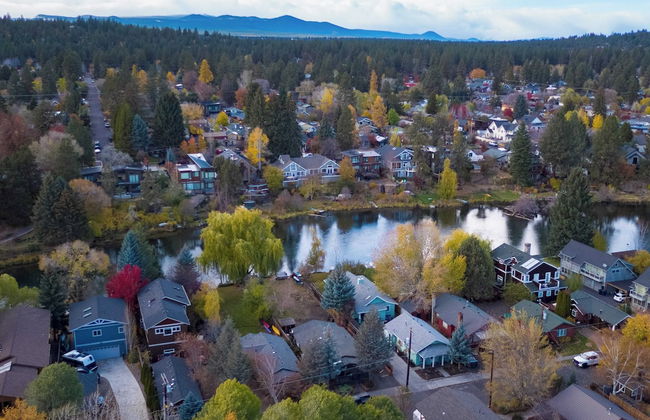 Riverfront Bend by Avantstay Private Dock, Large Yard w/ Views, Hot Tub - Foto 31