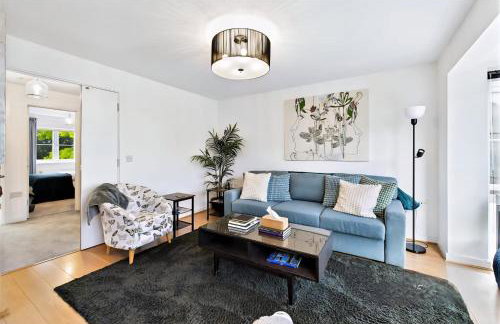 3 bed modern townhouse with self check in, sleeps 6, 35mins direct train to London Waterloo, zone 6 - Photo 3