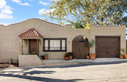 Spanish Revival Charm in Silver Lake w Patio BBQ Walkable Location Maltman Manor by AvantStay - Photo 33