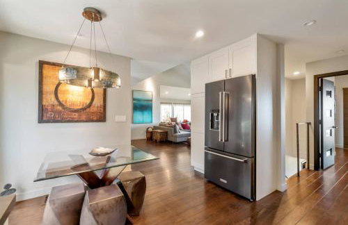 Luxury 3BR Hillside Retreat wAC Panoramic View - Photo 10