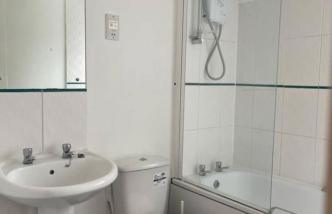 Central top Floor 2-bed Apartment in Swindon - Foto 9