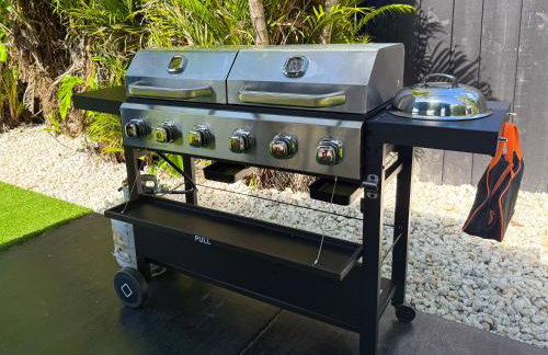 The LuxeLanding MIA- Swimming pool, Oasis Lounge, Mini Golf, BBQ and Hibachi Grill , and Outdoor Games - Photo 11