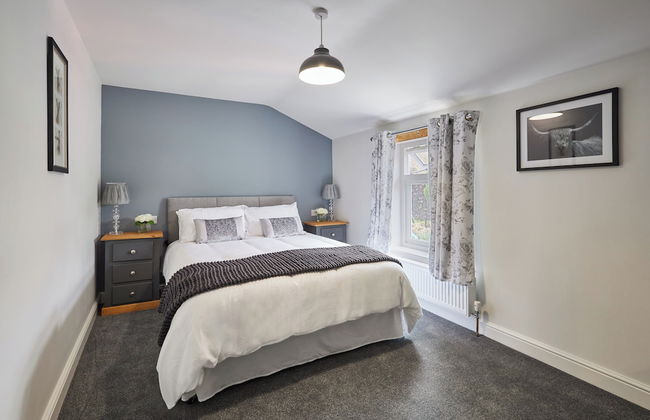 Host Stay Castle View Cottage - Photo 3