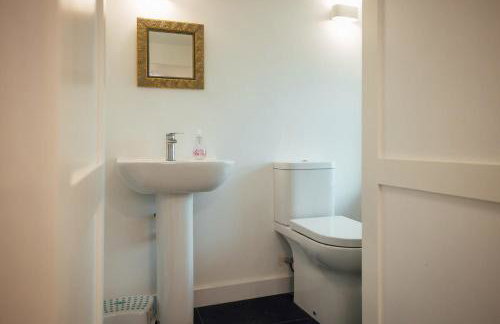 Farmhouse Charm with Modern Style in Pembrokeshire - Foto 26