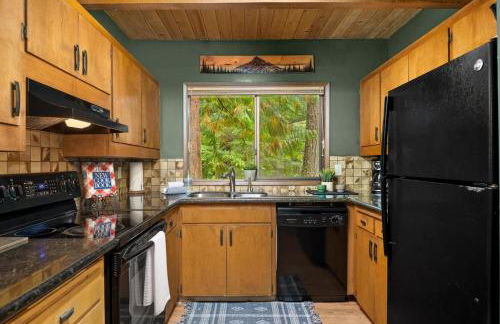 ZigZag Basecamp · Cozy Cabin Perfect for Nature Escapes w/ Hot Tub - Photo 15