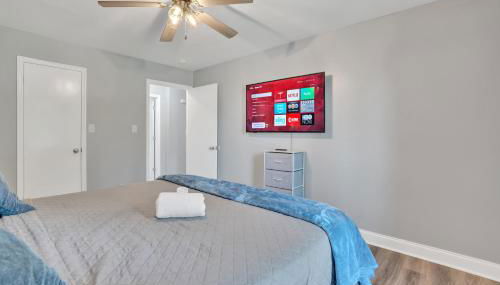 Shades of Gray 4BR Home w Mini Fridges - Foto 2