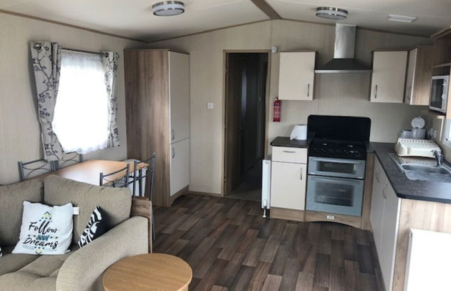 Beautiful Cosy 2-bed Caravan in Clacton-on-sea - Photo 5
