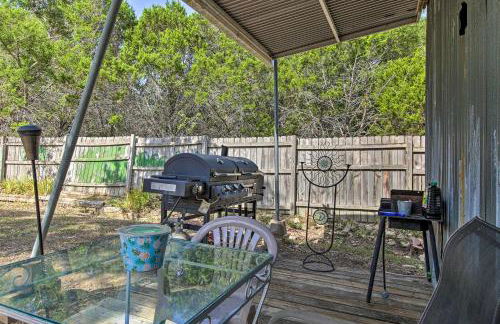 Couples Cabin with Luxury Deck, 1 Mi to Canyon Lake! - Foto 25
