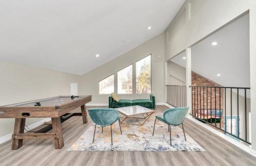 AccessibleGem 3BR Jacuzzi & Air Hockey Sleeps 13 Chinatown - Foto 72