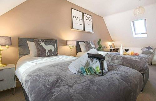 Stylish House with Smart TVs and Netflix, Fast Wifi, Free Parking and Garden by Yoko Property - Foto 3