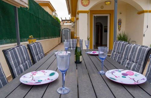 Beautiful 3 Bed Townhouse with landscaped communal pool area - Foto 38