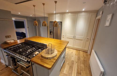 Neet Retreat - sleeps 7 next to beach - Foto 14