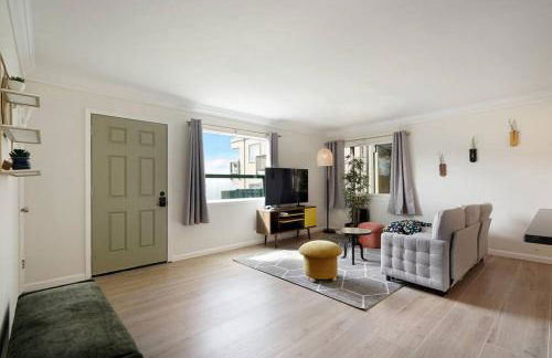 Mountain View 2BR 1 Bath Retreat with Private Lanai - Photo 2