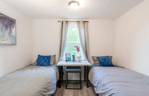 Cozy 3BR Country Retreat with Porch Games & Modern Comforts - Foto 8