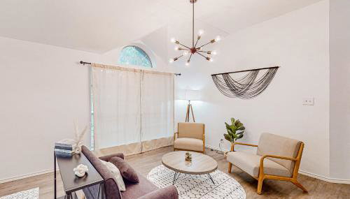 Beautiful dog-friendly home with fireplace, large yard, hammock, W/D, and AC - Foto 2