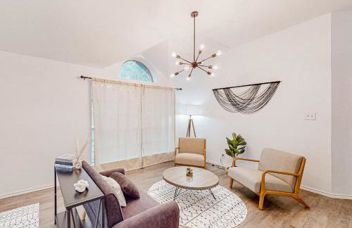 Beautiful dog-friendly home with fireplace, large yard, hammock, W/D, and AC - Foto 2