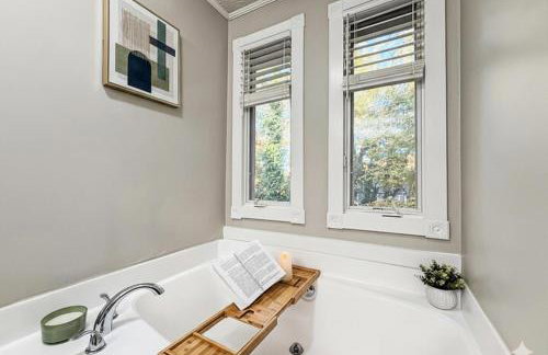 King Bed! Soaking tub! Fenced Yard w Screen Patio - Foto 4