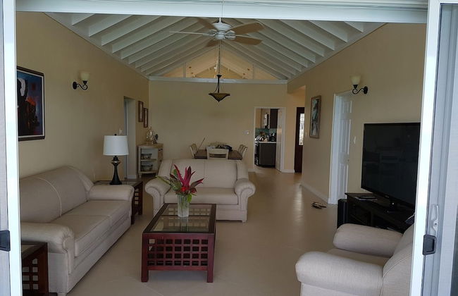 Je Suis Jamaica - 4 B R Beachfront Villa w Staff - Photo 49