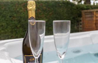 Tor Cottage -No Commercial Sign written Vehicles, Private Hot Tub , 2 Dogs Max,Fishing Nearby & Communal Swimming Pool ,Pool open April to September - Foto 26