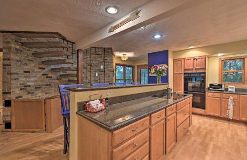 Spacious Lakehouse with Deck, Kayaks, and Dock! - Foto 8