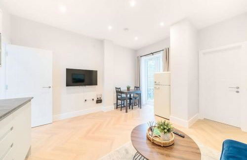 The Solo Haven 20 Min to Central - Photo 12