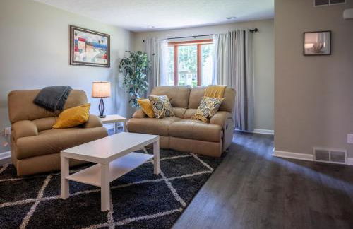 Lovely West Akron home with attached private garage - Foto 1