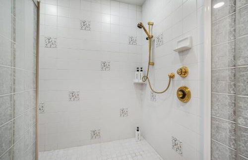 6BR Houghton Lake House with Indoor Pool, Hot Tub and Golf Simulator - Photo 10