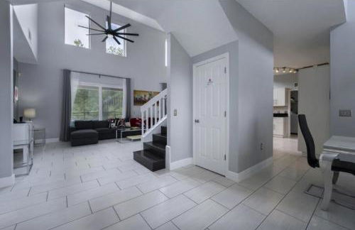 Fully Refurbished Vacation Home with South Facing Pool and Spa with Lake View in Quiet Community Nr Disney - Foto 8