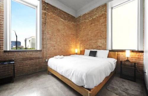 Beautiful Downtown Apartment with Parking, Laundry, & Pool - Photo 2