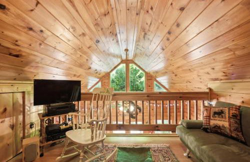 Cozy Creekside Cabin with Wraparound Porch home - Foto 10